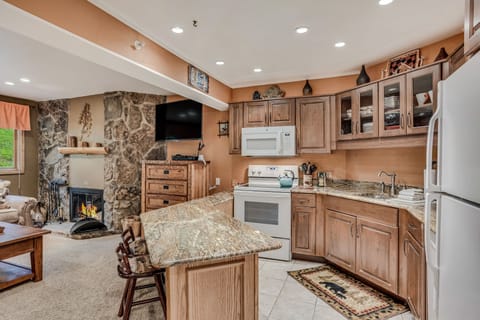 Full kitchen with counter seating