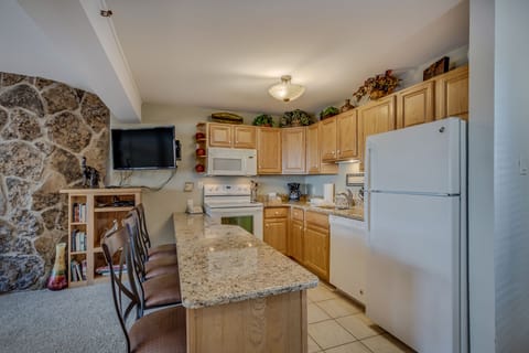 Full kitchen with counter seating