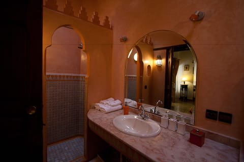 Classic Double Room | Bathroom | Hair dryer, bathrobes, towels