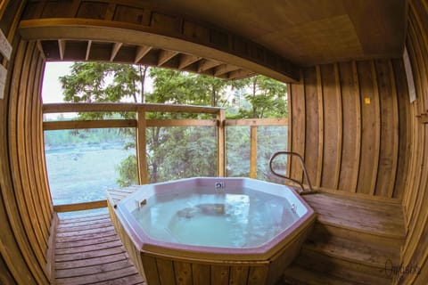 Indoor spa tub