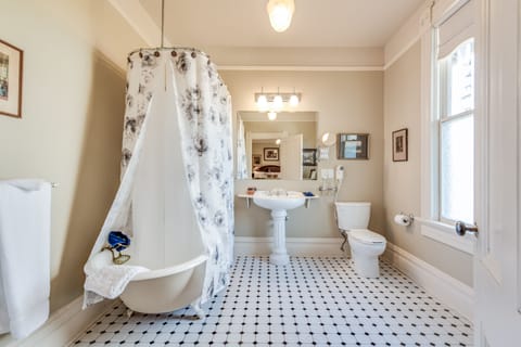 Panoramic Room | Bathroom | Free toiletries, hair dryer, bathrobes, bidet
