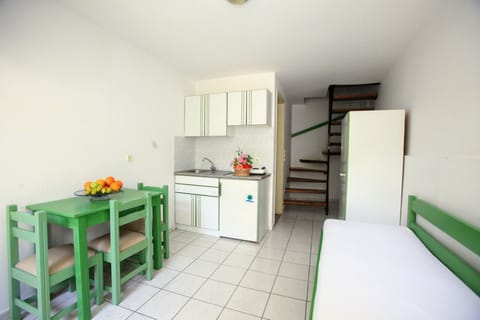 Standard Duplex (triple) | Private kitchenette | Fridge, stovetop, coffee/tea maker, electric kettle