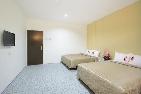 Quad Room With 02 Queen Bed | Desk, iron/ironing board, free WiFi