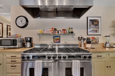 Dacor 8-burner gas stove