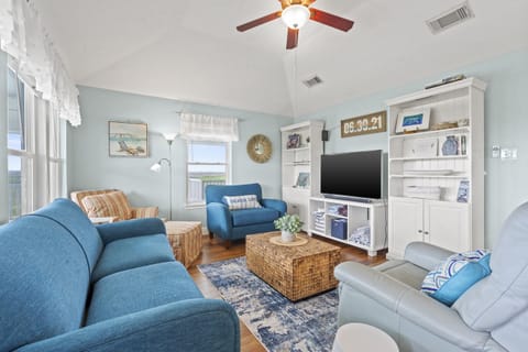Bright and spacious living room - perfect for relaxing after a day at the beach!