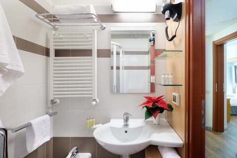 Classic Quadruple Room (2 adults + 2 children) | Bathroom | Shower, free toiletries, hair dryer, bidet