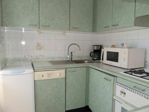 Kitchen Sink, Cabinetry, Tap, Sink, Countertop, Plumbing Fixture, Building, Kitchen, Interior Design, Floor