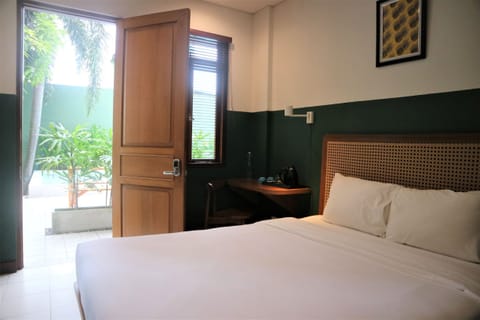 Standard Double Room | Laptop workspace, soundproofing, free WiFi, bed sheets