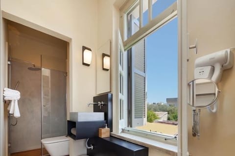 Double Room | Bathroom | Shower, rainfall showerhead, hair dryer, towels