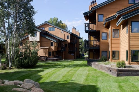 The-Pines-Condominiums_02