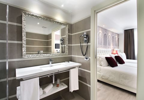 Deluxe Triple Room | Bathroom | Hair dryer, bidet, towels