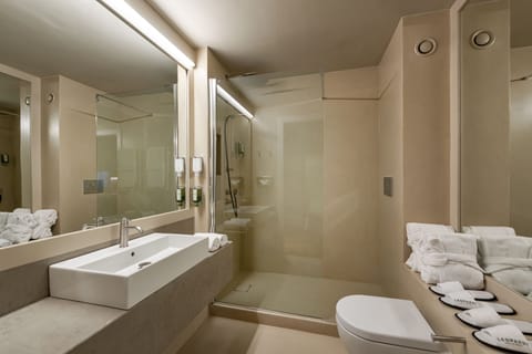 Junior Suite (Shower) | Bathroom | Combined shower/tub, hair dryer, bidet, towels