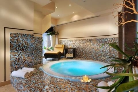 Indoor spa tub