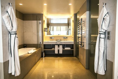 Junior Suite, 1 King Bed, Business Lounge Access | Bathroom | Designer toiletries, hair dryer, bathrobes, slippers