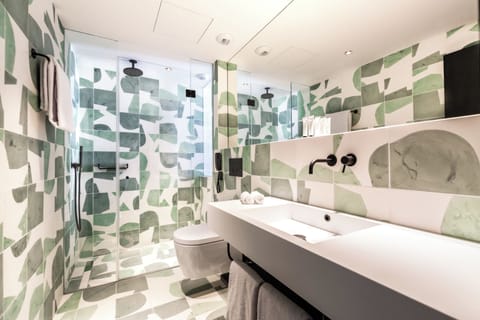 Junior Suite | Bathroom | Shower, rainfall showerhead, designer toiletries, hair dryer