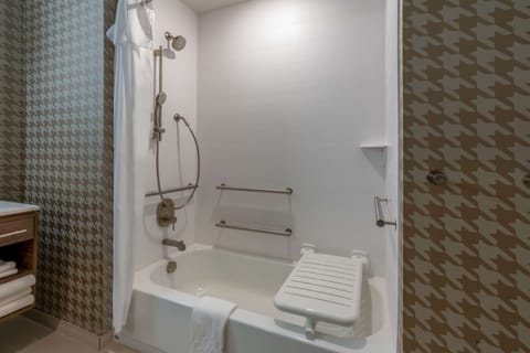 Studio, 2 Queen Beds, Accessible, Bathtub (Mobility & Hearing) | Bathroom | Free toiletries, hair dryer, towels, soap