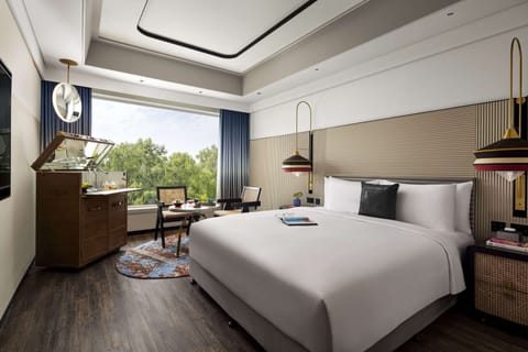 Standard Room, 1 King Bed | Premium bedding, Select Comfort beds, minibar, in-room safe