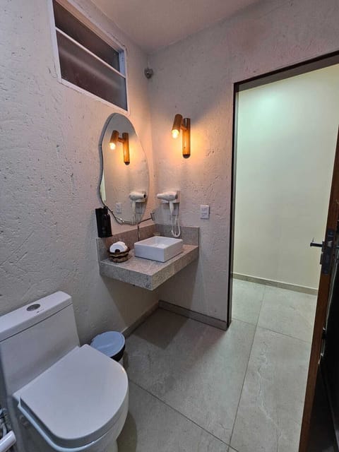 Double Room | Bathroom | Rainfall showerhead, free toiletries, hair dryer, towels