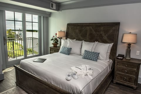 Premium Studio Suite (Riverfront) | Hypo-allergenic bedding, in-room safe, desk, blackout drapes