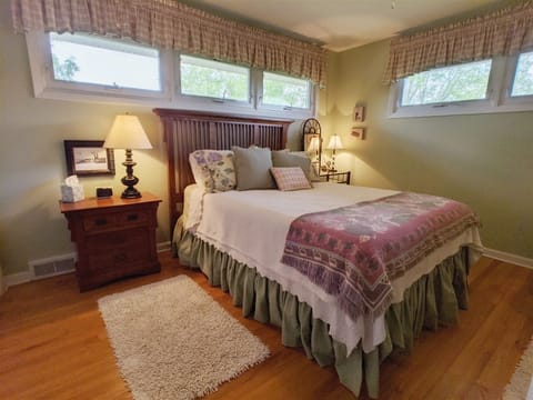 Bedroom w/Queen Size Bed