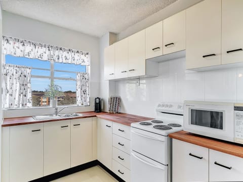 3 Bedroom Apartment 16	 | Private kitchen | Full-size fridge, microwave, stovetop, electric kettle