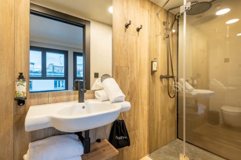 Superior Room | Bathroom | Shower, rainfall showerhead