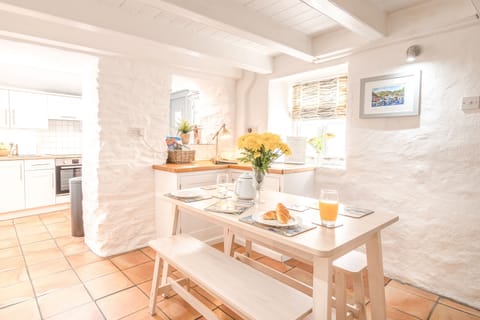 Salty's Cottage, St Agnes. Ground floor: Dining room with table and seating for four