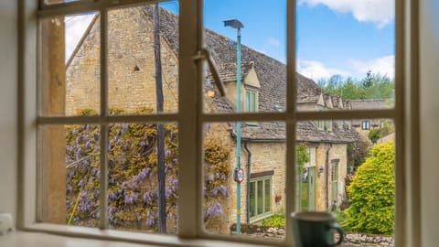 Bedroom One, Poppy Cottage, Bolthole Retreats