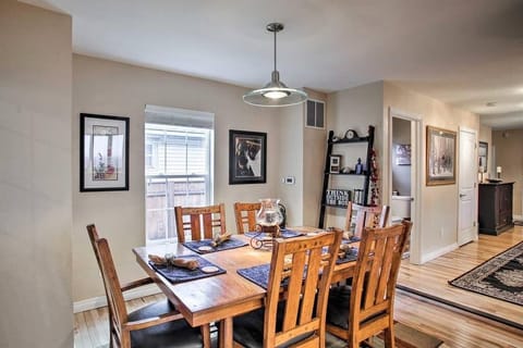 Dining Room- Seating for 6 and additonal seating at the kitchen bar. 
