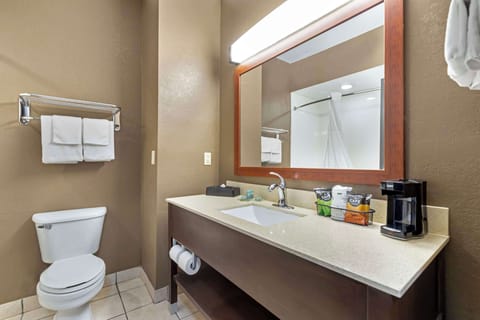 Standard Room, 1 King Bed, Non Smoking, Refrigerator & Microwave | Bathroom | Combined shower/tub, free toiletries, hair dryer, towels