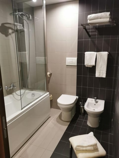 Junior Suite, 1 King Bed | Bathroom | Eco-friendly toiletries, hair dryer, towels