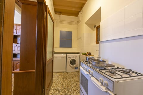 Family Apartment, 2 Bedrooms, 2 Bathrooms, Mountainside (Mezzegra Appartamento Le ERE) | Private kitchen | Fridge, microwave, oven, stovetop