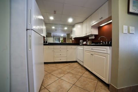 Family Suite | Private kitchen | Fridge, microwave, coffee/tea maker