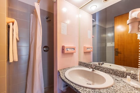 Single Room | Bathroom | Shower, free toiletries, hair dryer, bidet