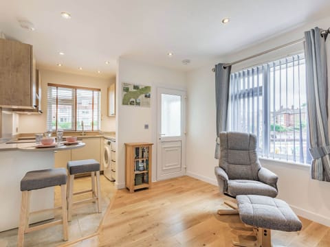 Open plan living space | Studio - Avon Lock Cottages, Tewkesbury