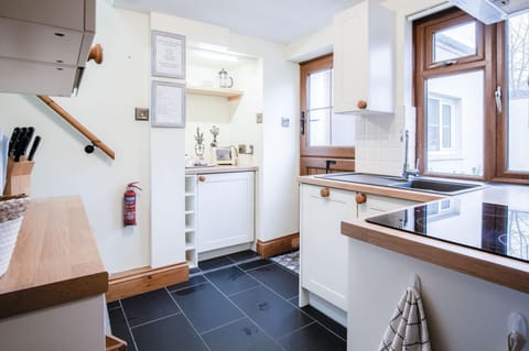 The Brambles - 2 Bedroom Cottage - Llanteg (17910)