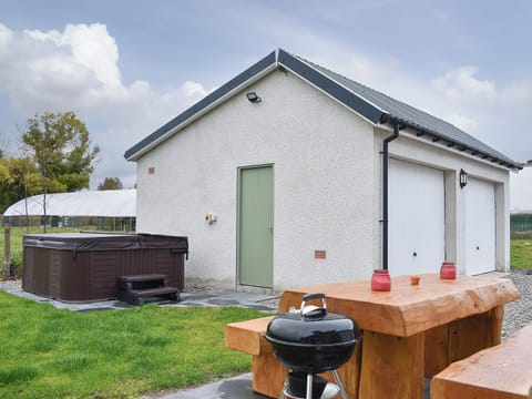 Hot tub | 1 Dalbuaick Farm Cottage, Carrbridge