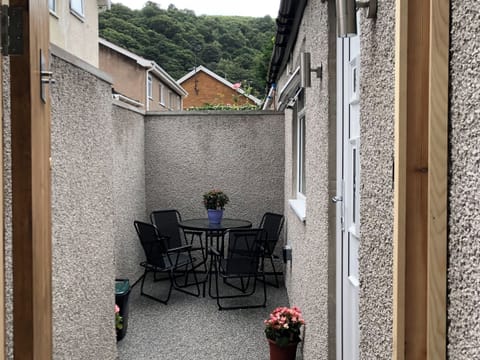 Sitting-out-area | Whinacres Cottage @1894, Conwy Morfa