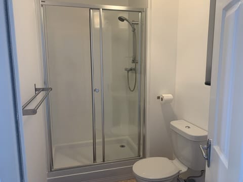 Apartment, 1 Bedroom | Bathroom | Shower, towels