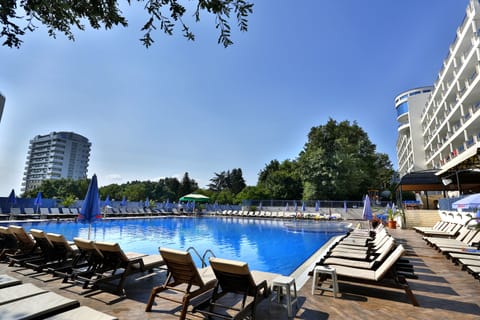 Outdoor pool, pool umbrellas, sun loungers