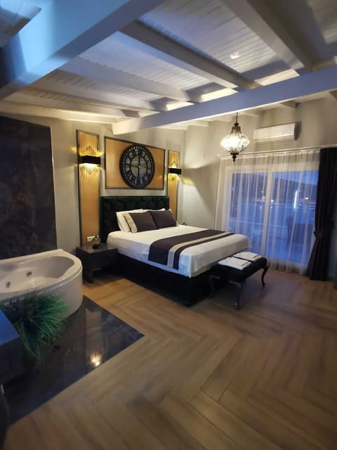 Executive Double Room, Jetted Tub | Individually decorated, desk, laptop workspace, free WiFi