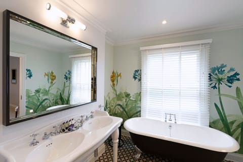 Feature Room | Bathroom | Free toiletries, hair dryer, towels