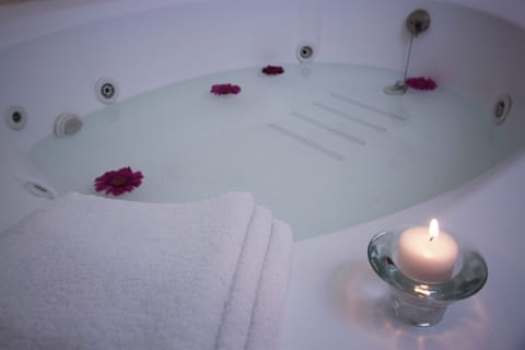 Junior Suite, 1 King Bed | Bathroom | Free toiletries, hair dryer, towels