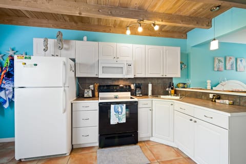 Comfort Studio Suite (THREE) | Private kitchen | Full-size fridge, microwave, oven, stovetop