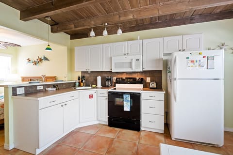 Comfort studio Suite (TWO) | Private kitchen | Full-size fridge, microwave, oven, stovetop