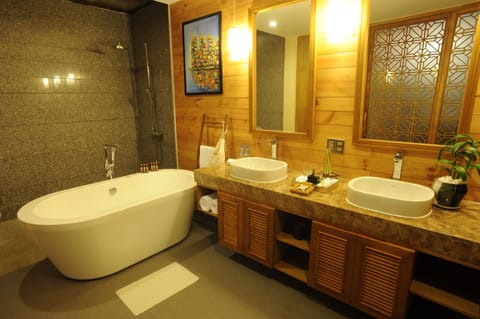 Suite | Bathroom | Separate tub and shower, free toiletries, hair dryer, bathrobes
