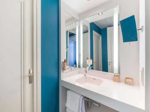 Suite, 1 Queen Bed | Premium bedding, pillowtop beds, in-room safe, blackout drapes