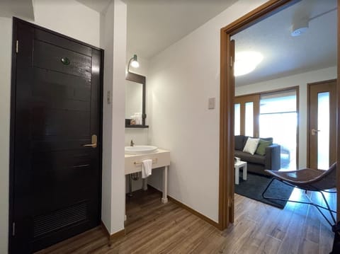 Apartment, 2 Bedrooms, Non Smoking (505) | Bathroom | Free toiletries, hair dryer, slippers, towels