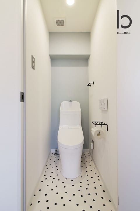 Apartment, 1 Bedroom, Non Smoking | Bathroom | Shower, free toiletries, hair dryer, slippers