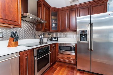 Cherry Wood Kitchen Cabinets with Stainless Steel Applicances